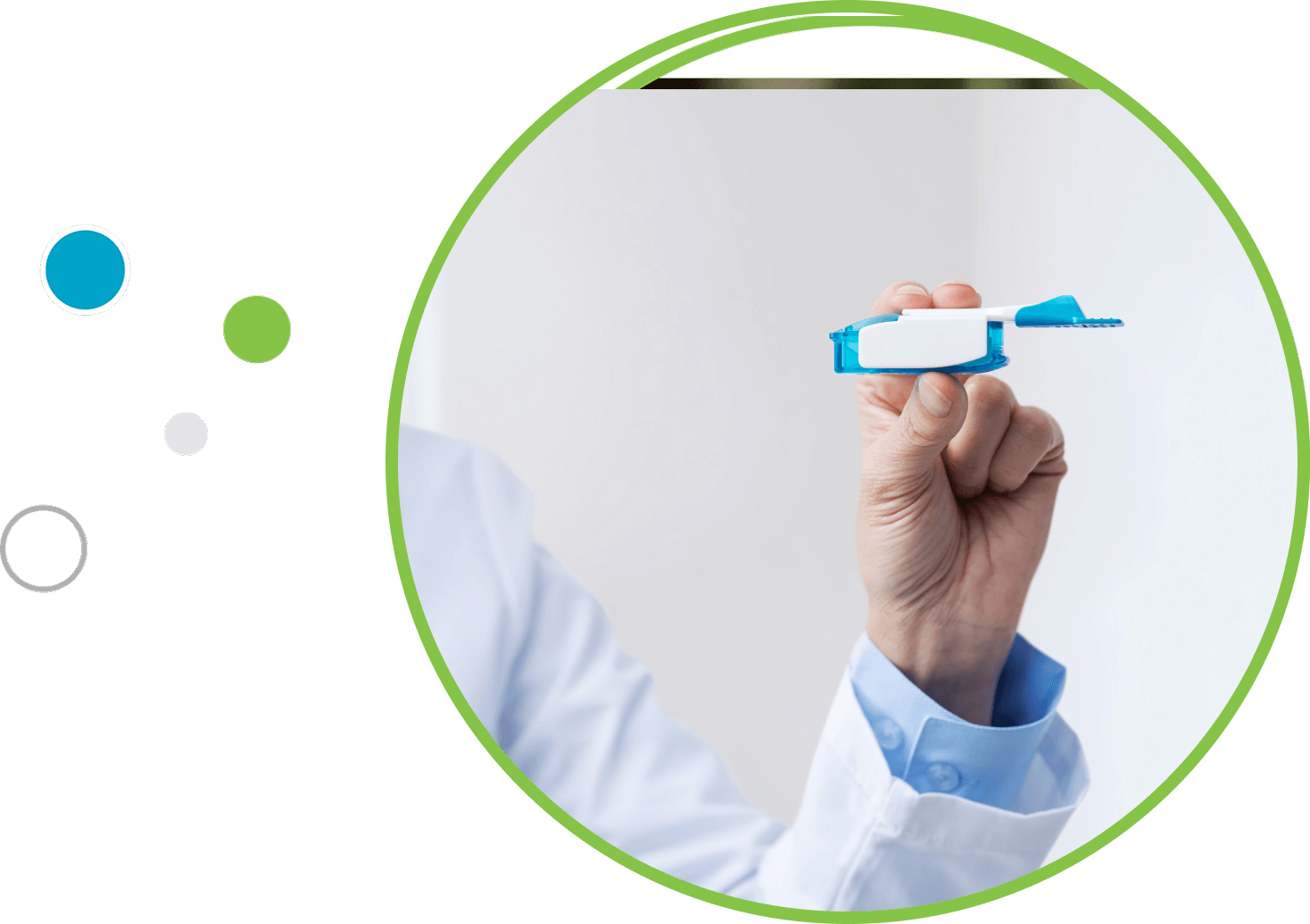 HCP holding TYVASO DPI in one hand and smiling